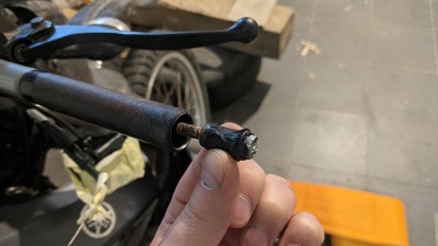 kierownica i gniazdo/sruba rozporowa (które właśnie szukam), które ma nadal w sobie urwaną śrubę.