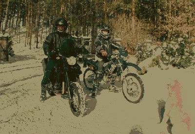 tu z synem i jego DERBI DRD cross po crosie w lesie